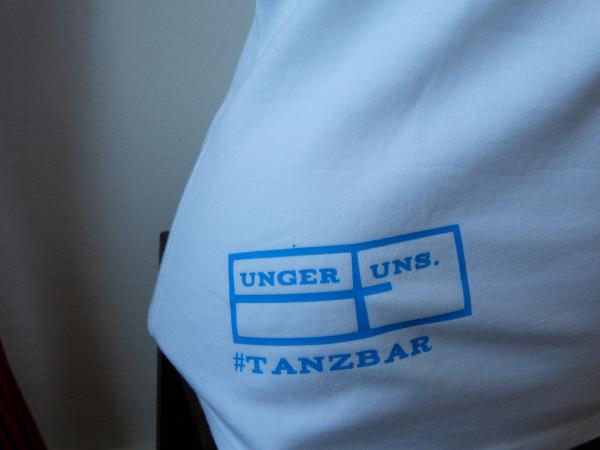 UNGER UNS | T-Shirt Logo Hüfte und Hashtag | Frauen